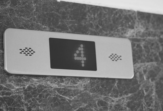 Hissens displaypanel visar siffran 4 mot en marmorerad väggbakgrund.