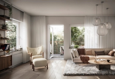 Podium i Saltängen Nacka. Modernt vardagsrum med neutrala toner, en mysig soffa, fåtölj, stora fönster och en öppen dörr till en grön balkong.