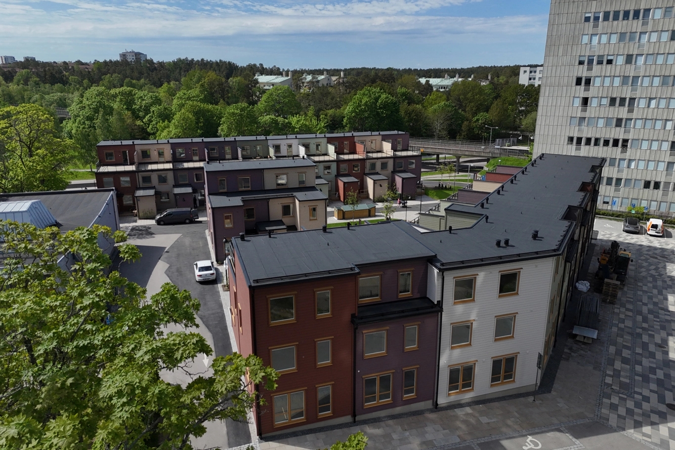 Moderna stadsradhus vid tunnelbanan i Råcksta med utblick mot grönområden.