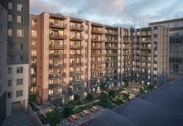 Gårdbild från en flerfamiljshus. Växthus, balkonger och uteplatser. Mycket grönska. 