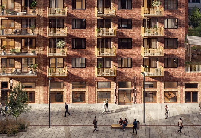 Människor går på en asfalterad trottoar framför ett modernt hyreshus i tegel med balkonger.