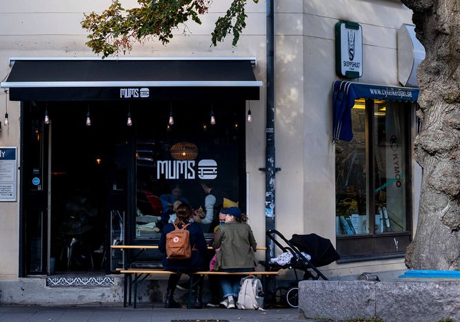 Restaurang Mums fasad och uteservering