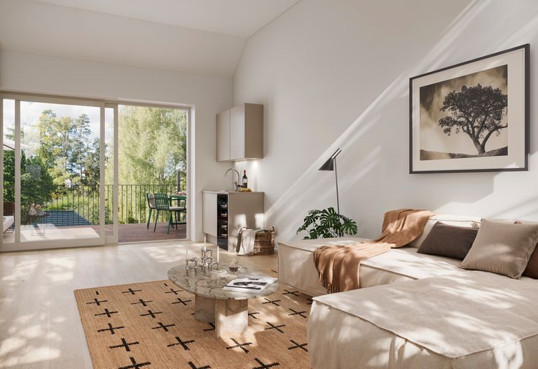 Allrum med högt i tak och utgång till terrassen