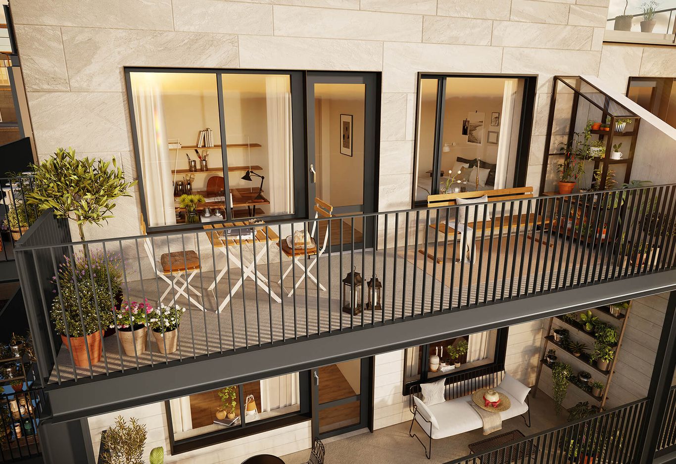 Modern lägenhetsbalkong med ett litet bord, stolar och olika växter med utsikt över en innergård.