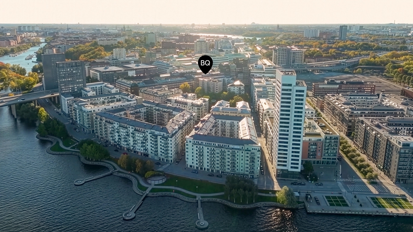 Översiktsbild över Hornsbergs strand men moderna byggnader och sjö i förgrunden.