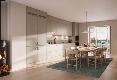 Modernt kök I beige kulör och stor matplats. Solljus genom öppna dörrar, öppen spis och utsikt utanför.