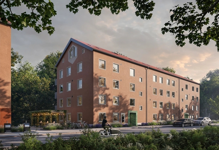 Podium. Brunt flerbostadshus i fyra våningar med rött tak, omgivet av träd, intill en gata med en cyklist.