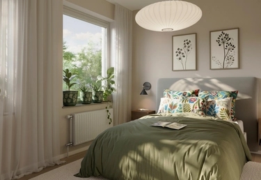 Sovrum med säng, sängbord och gardiner. Krukor i fönstret.