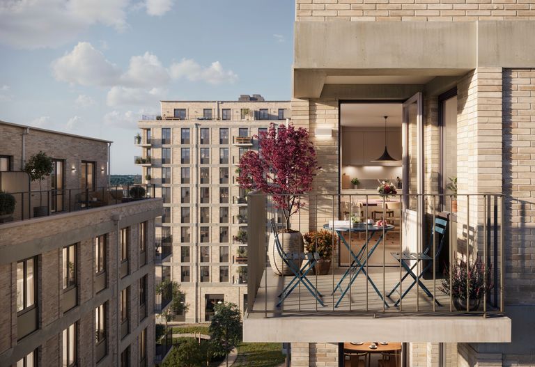 Exteriör med fokus på hörnbalkong. Krukväxter , utemöbler.