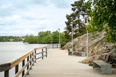 Den långa strandpromenaden i Hägersten, på väg mot Vinterviken
