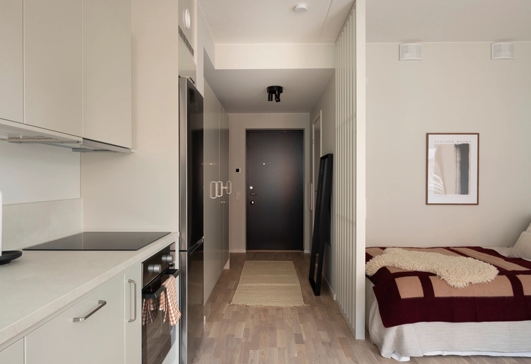 1 rok i Grönskan där bilden visar kök och hall.