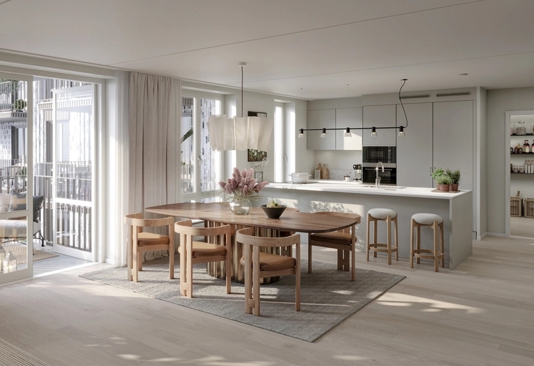 Modern öppen planlösning med matplats och kök. Ovalt träbord, barstolar vid köksö, ljust trägolv och balkong.