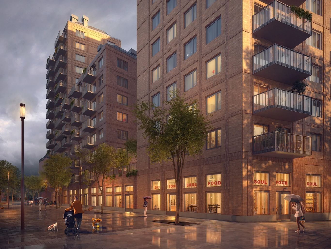 En tjej går med hund, barnvagn och ett barn på en blöt gata bredvid höga tegelhus med balkonge