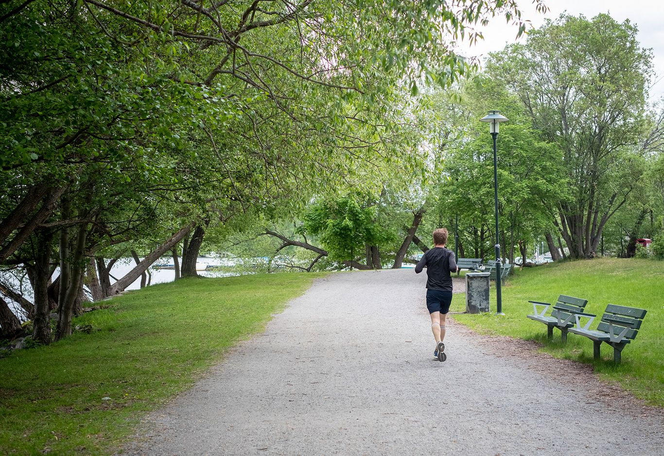 Man som joggar längst strandpromenaden på väg mot Vinterviken