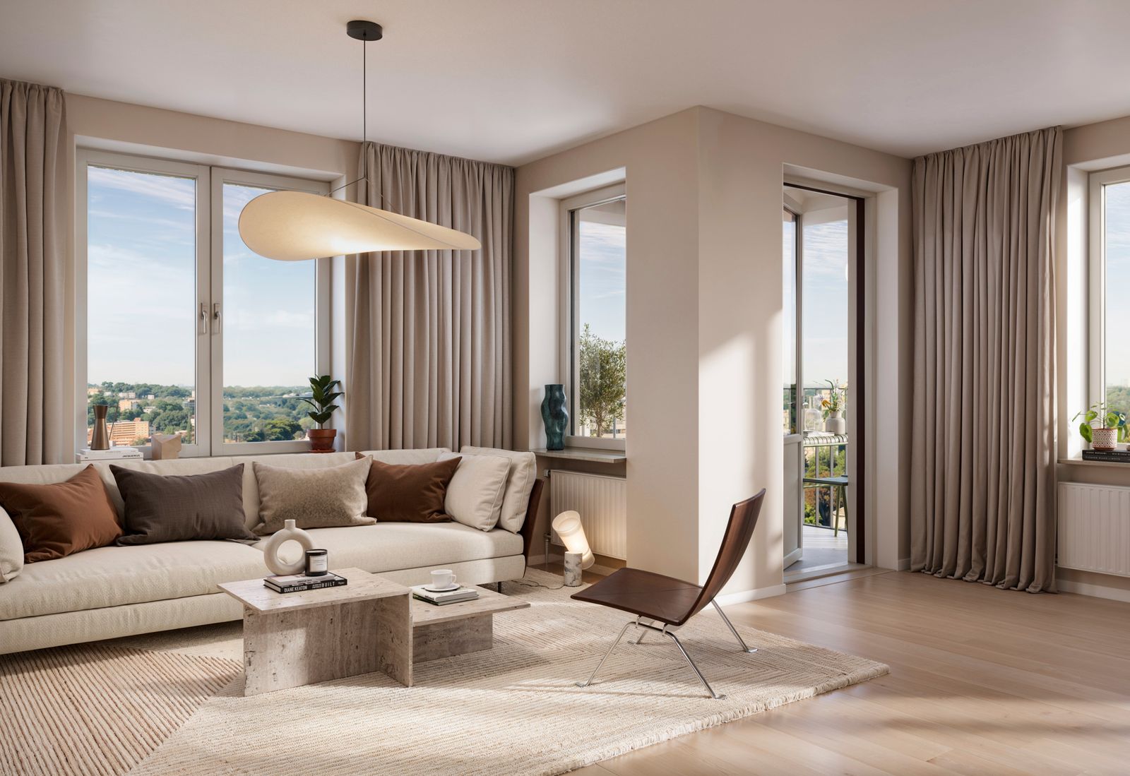 Modernt vardagsrum med stora fönster, ljusa väggar, soffa, soffbord och modern fåtölj. Beiga gardiner och stor pendellampa.