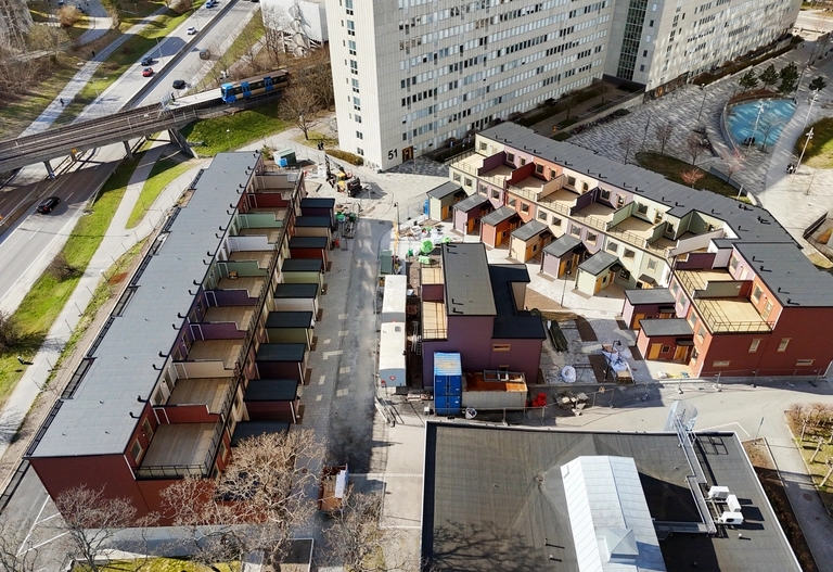 Stadsradhus i soljus i Råcksta Vällingby.