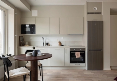 1 rok i Grönskan där bilden visar kök.