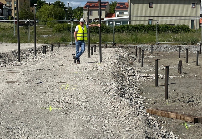 Platschef Anders står vid pålarna vid byggarbetsplatsen för Sjöstråket i Upplands Väsby.