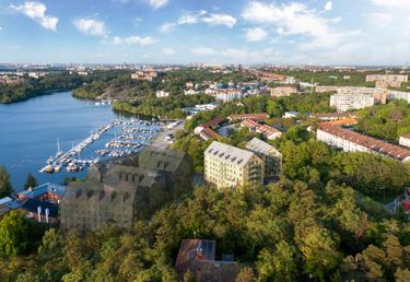 Flygfoto över projekt Lilla häll och dess omgivningar med en småbåtshamn och grönska