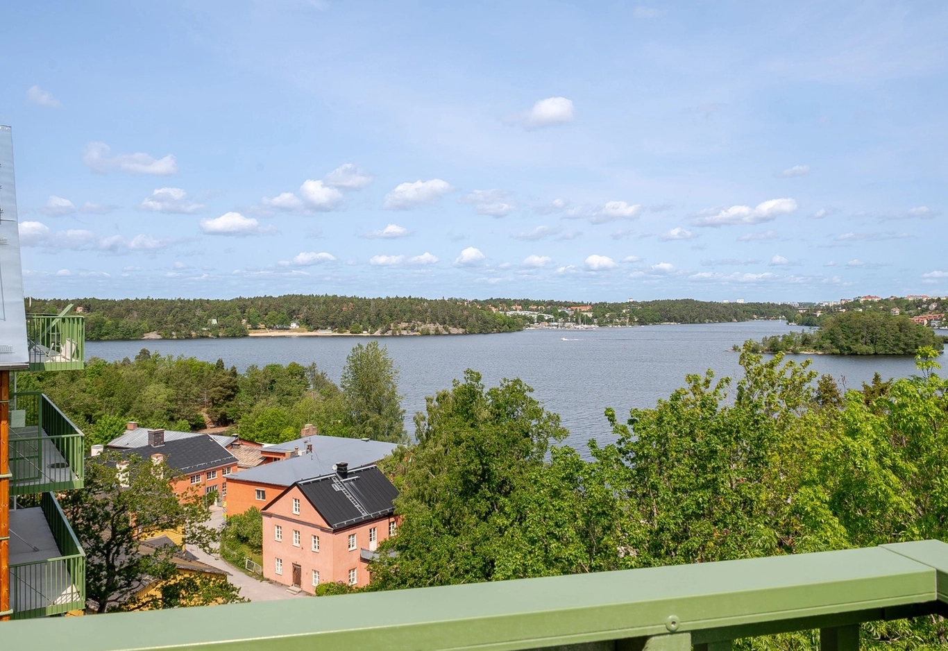 Utsikt från balkong med vy över grönska och vatten, 11-1501, Lilla häll