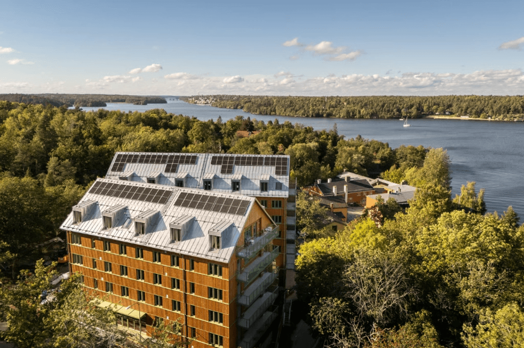 Flygfoto över projekt Lilla häll och dess omgivningar med en småbåtshamn och grönska