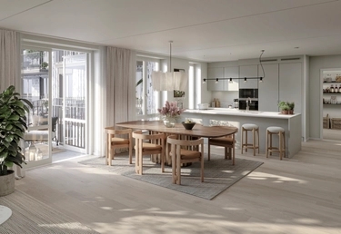 House of Nelly. Modernt kök och matplats med trämöbler, köksö, stora fönster och naturligt ljus.