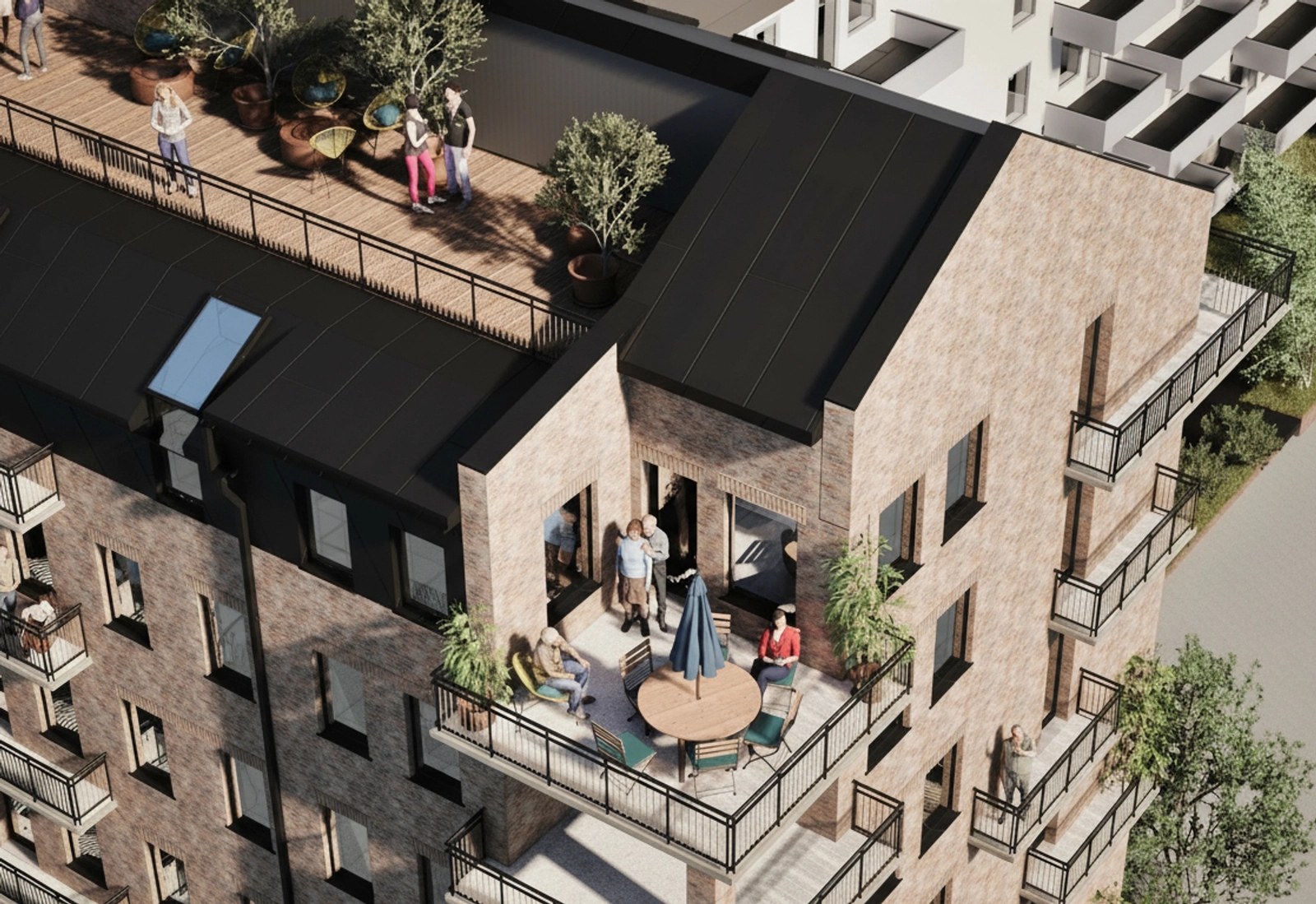 En terrass med trämöbler, inklusive ett runt bord, korgstolar och en mysig sittgrupp med en soffa, kuddar och en matta. Växter och grönska pryder utrymmet.