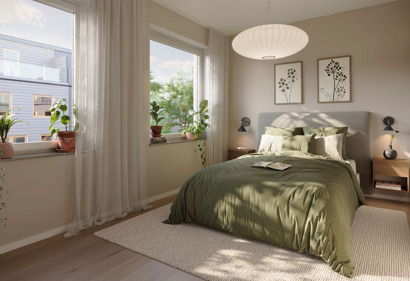 Ljust sovrum med ett grönt överkast, två sängbord och krukväxter på fönsterbrädor.