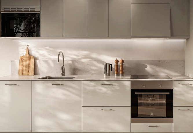 Modernt kök med ljusgrå skåp, stänkskydd och bänkskiva. Integrerad ugn, häll och mikrovågsugn.