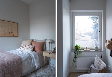 Ett litet sovrum med en prydligt bäddad säng, nattduksbord och ett fönster som släpper in naturligt ljus med växter på fönsterbrädan.