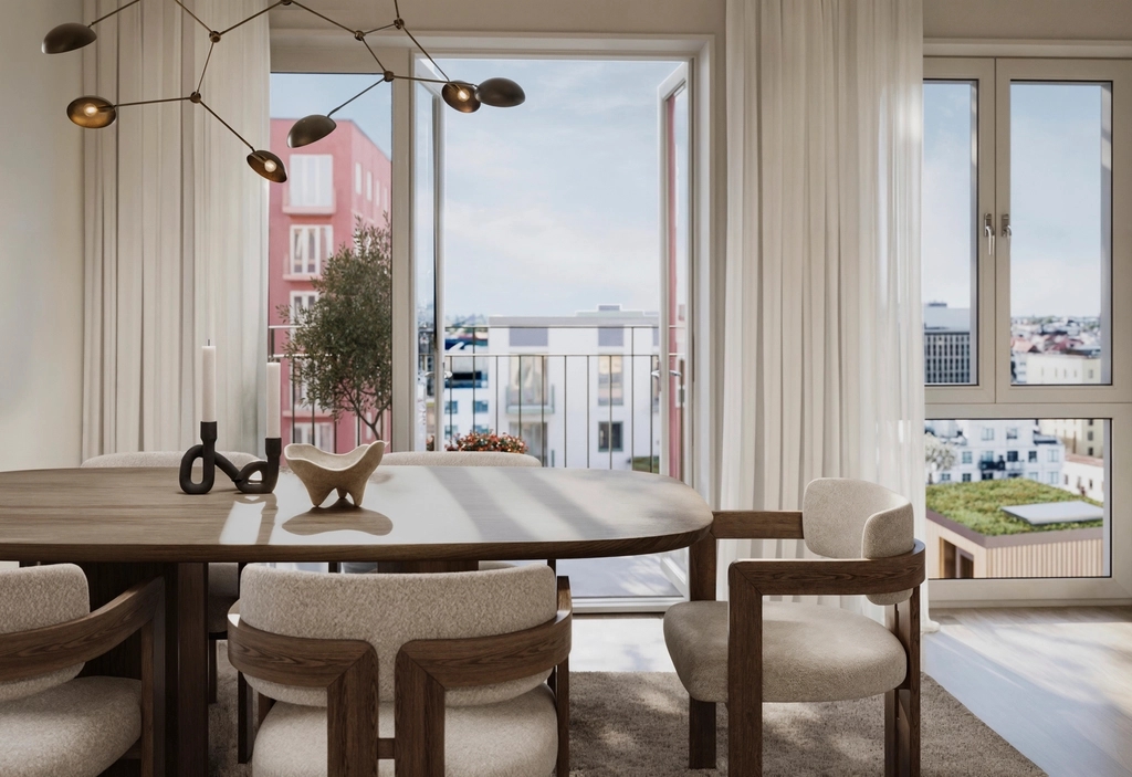 Modern matsal med bord och stolar i trä, stora fönster och utsikt över stadens byggnader utanför.