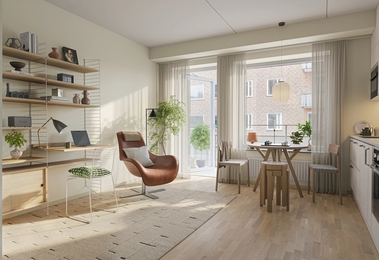 Vardagsrum och kök med köksbord, fåtölj och bokhylla med arbetsplats. Altandörren är öppen ut mot balkongen.