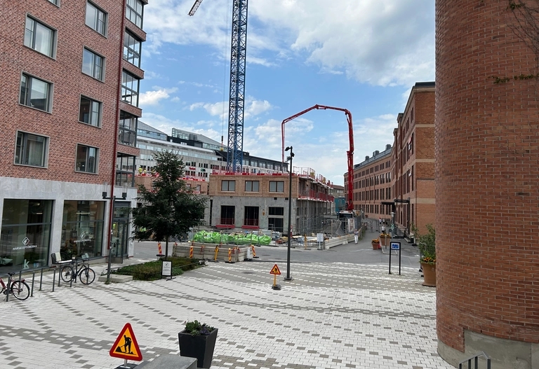 Bygget som utgör Tegeltornen med en tegelfasad som harmoniserar med omgivande tegelhus.