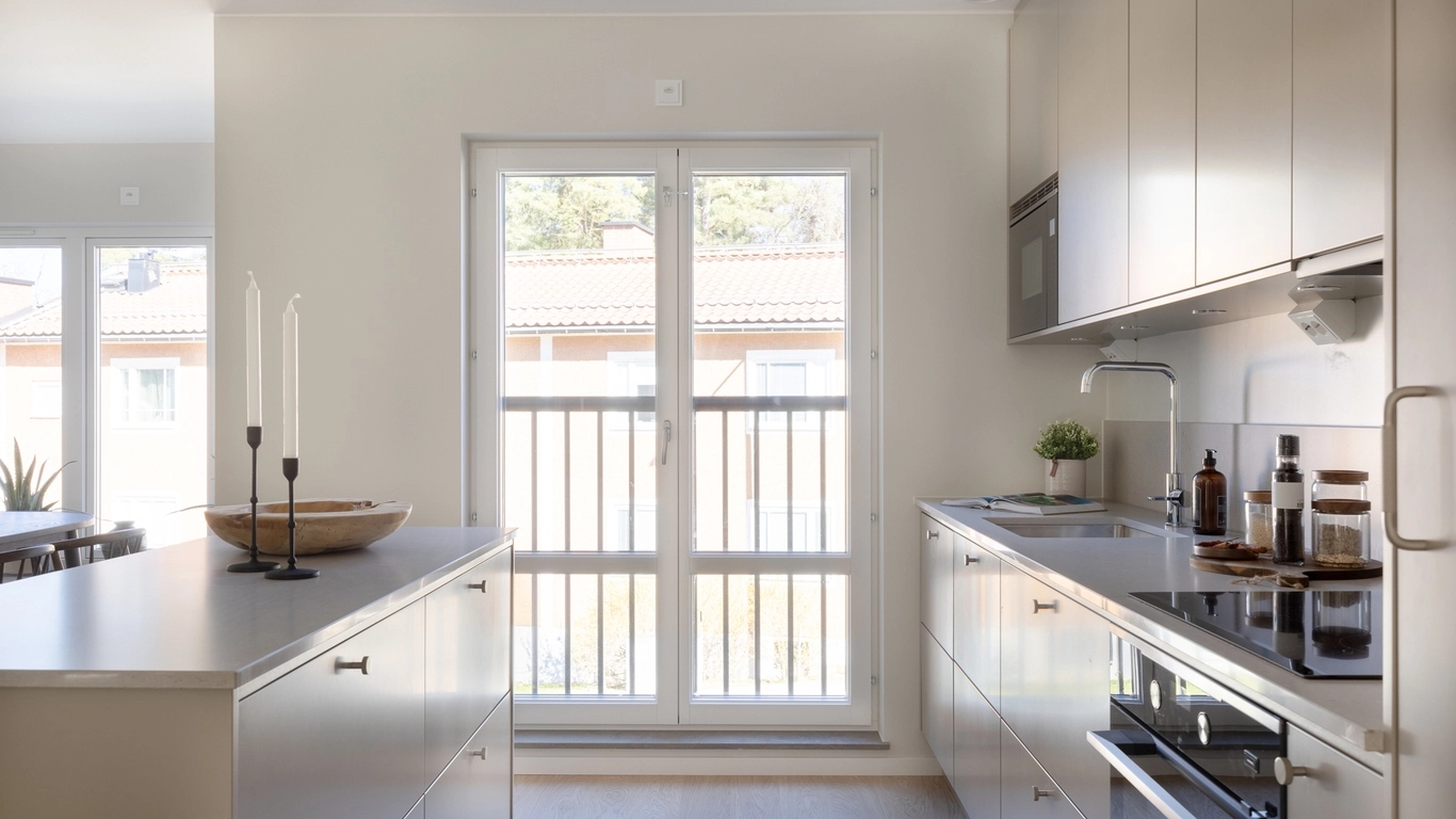 Kök med ljus och skål på en köksö.