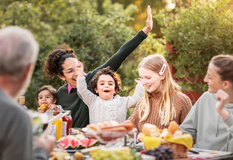 En familj som har picknick i trädgården.