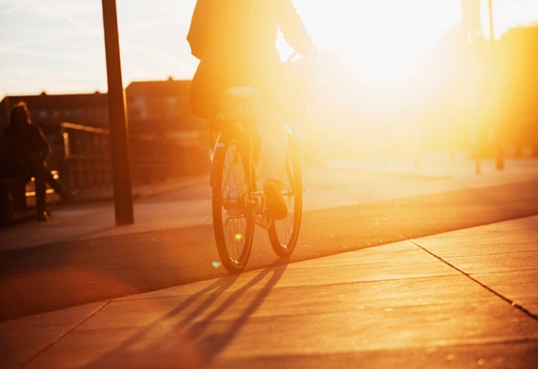 Cykel i solnedgång i stadsmiljö