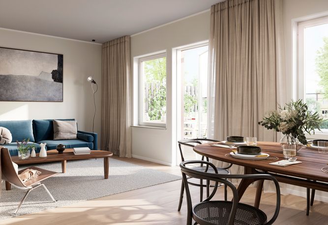 Ljust vardagsrum och matplats med blå soffa, soffbord i trä, runt matbord med stolar, stora fönster, gardiner och en golvlampa.