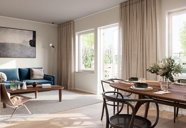 Ljust vardagsrum och matplats med blå soffa, soffbord i trä, runt matbord med stolar, stora fönster, gardiner och en golvlampa. 