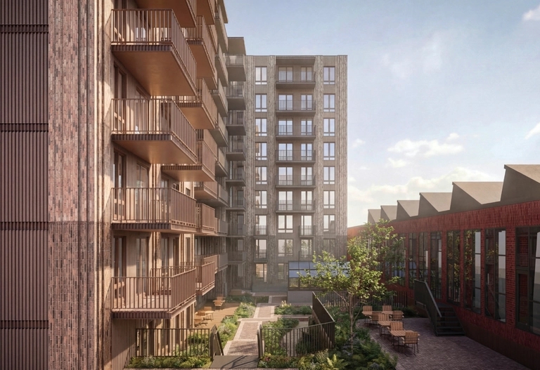 Ett modernt flerfamiljshus med balkonger har utsikt över en anlagd innergård en solig dag.