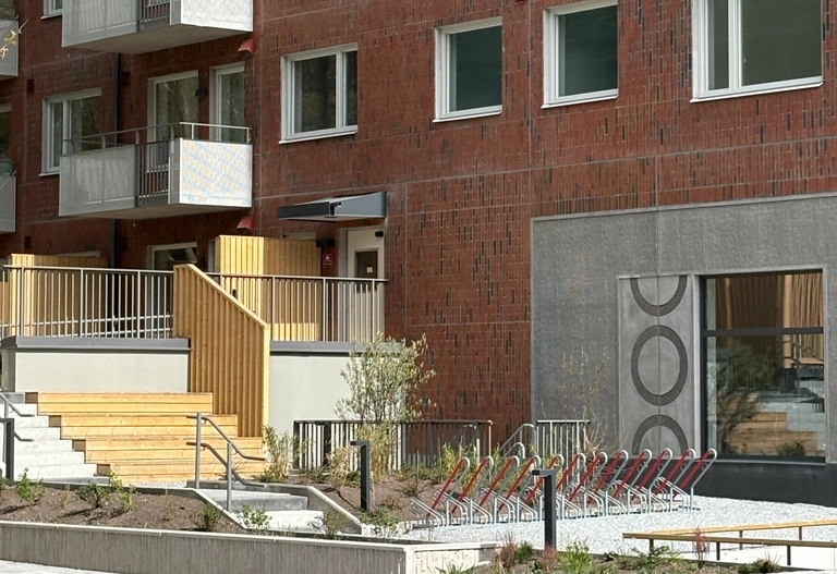 Utemiljö vid huset i tegel.