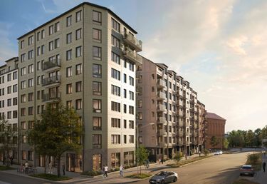 Ett modernt flerfamiljshus med balkonger på en stadsgata, människor som går och träd som kantar vägen.