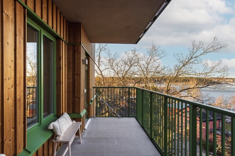 Stor balkong med utsikt över vintrigt landskap